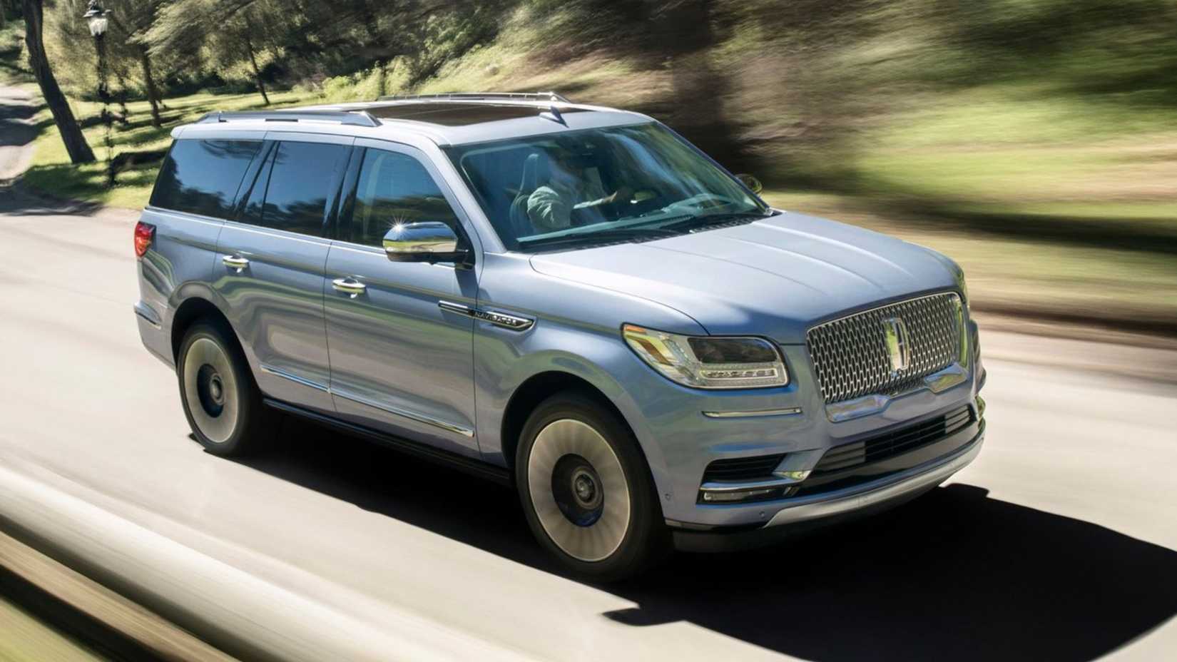 Dynamic side profile shot of a 2018 Lincoln Navigator.