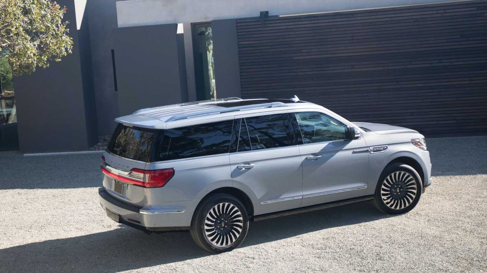 Static rear 3/4 shot of a 2018 Lincoln Navigator.