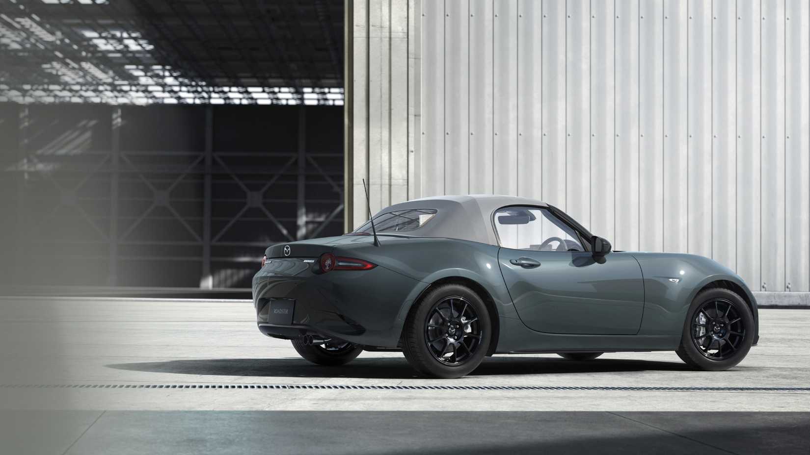 2027 マツダ MX-5 のリア 3/4 ショット