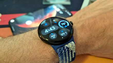 5 полезных Open Source приложений для вашего Pixel Watch Pixel Watch with Pixel phone in background