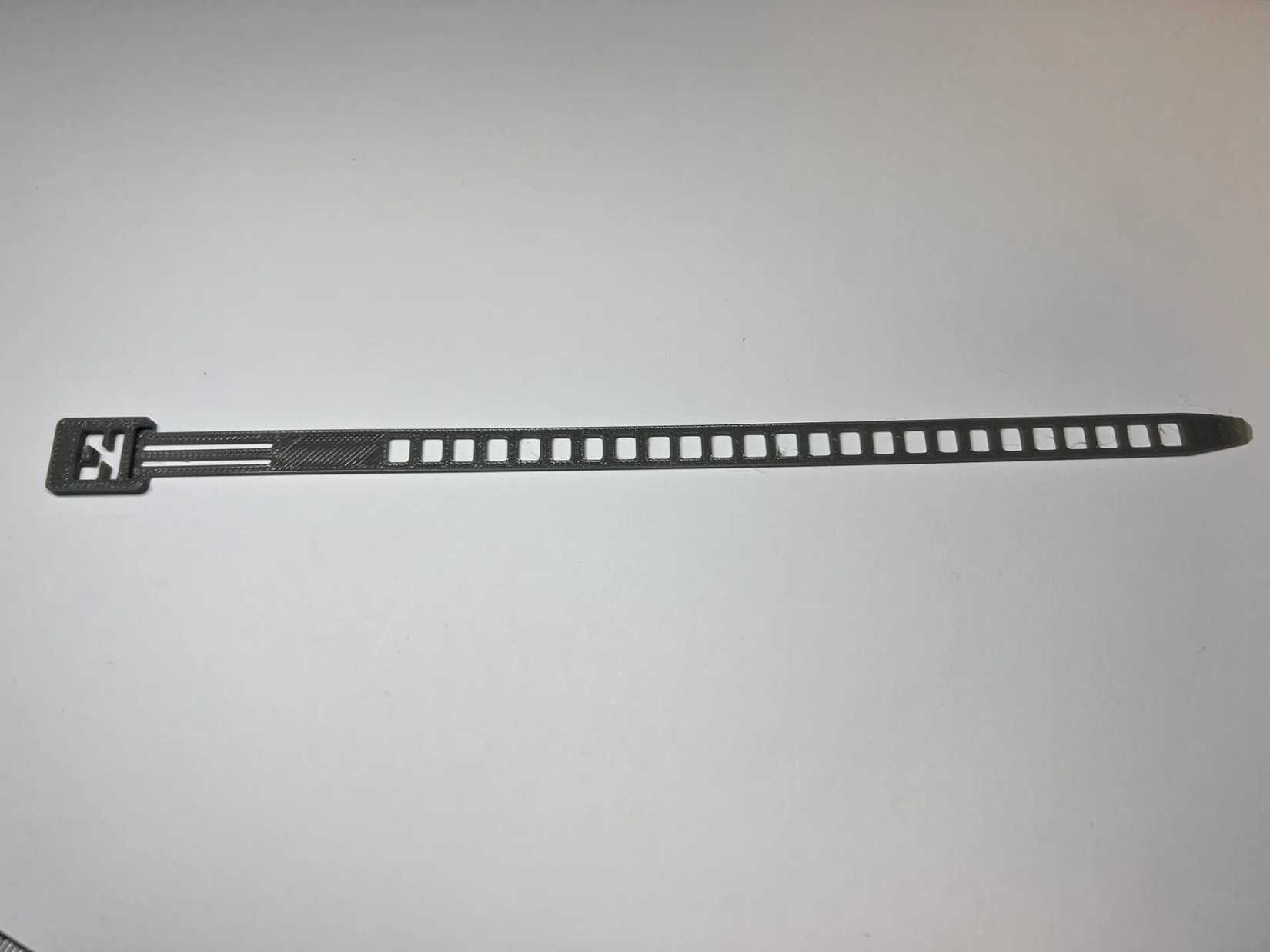 Reusable zip tie by MakerWorld user Flori_.