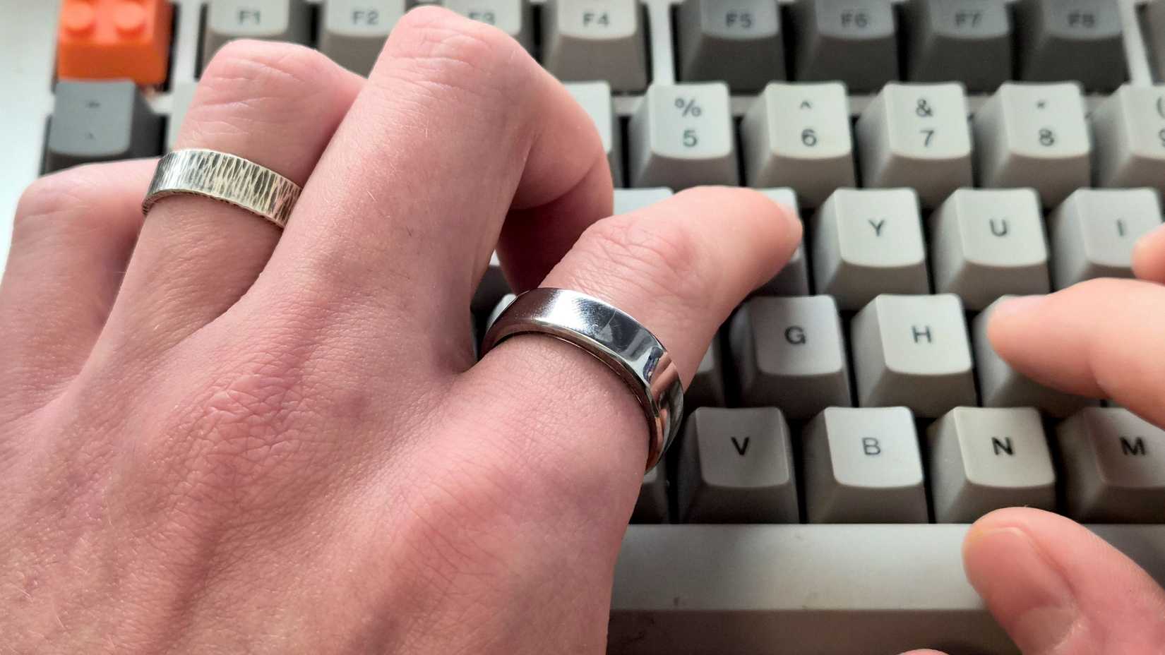 RingConn Gen 2 on finger 2