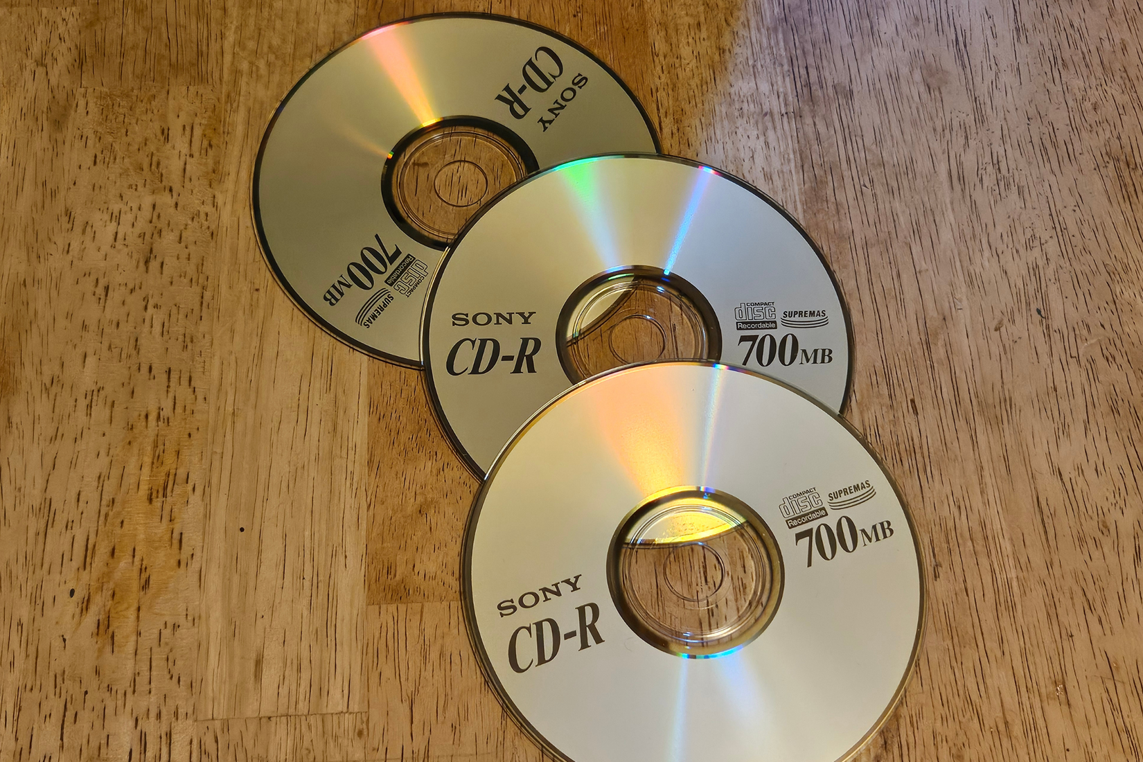 3 枚の空白のラベルのない 700MB CD-R がテーブルの上に置かれています。
