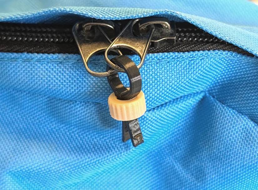 Zipper pull lock by Printables user s0ren.