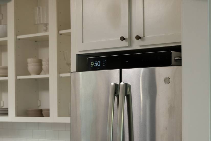Pila mesh home battery on top of a fridge. 