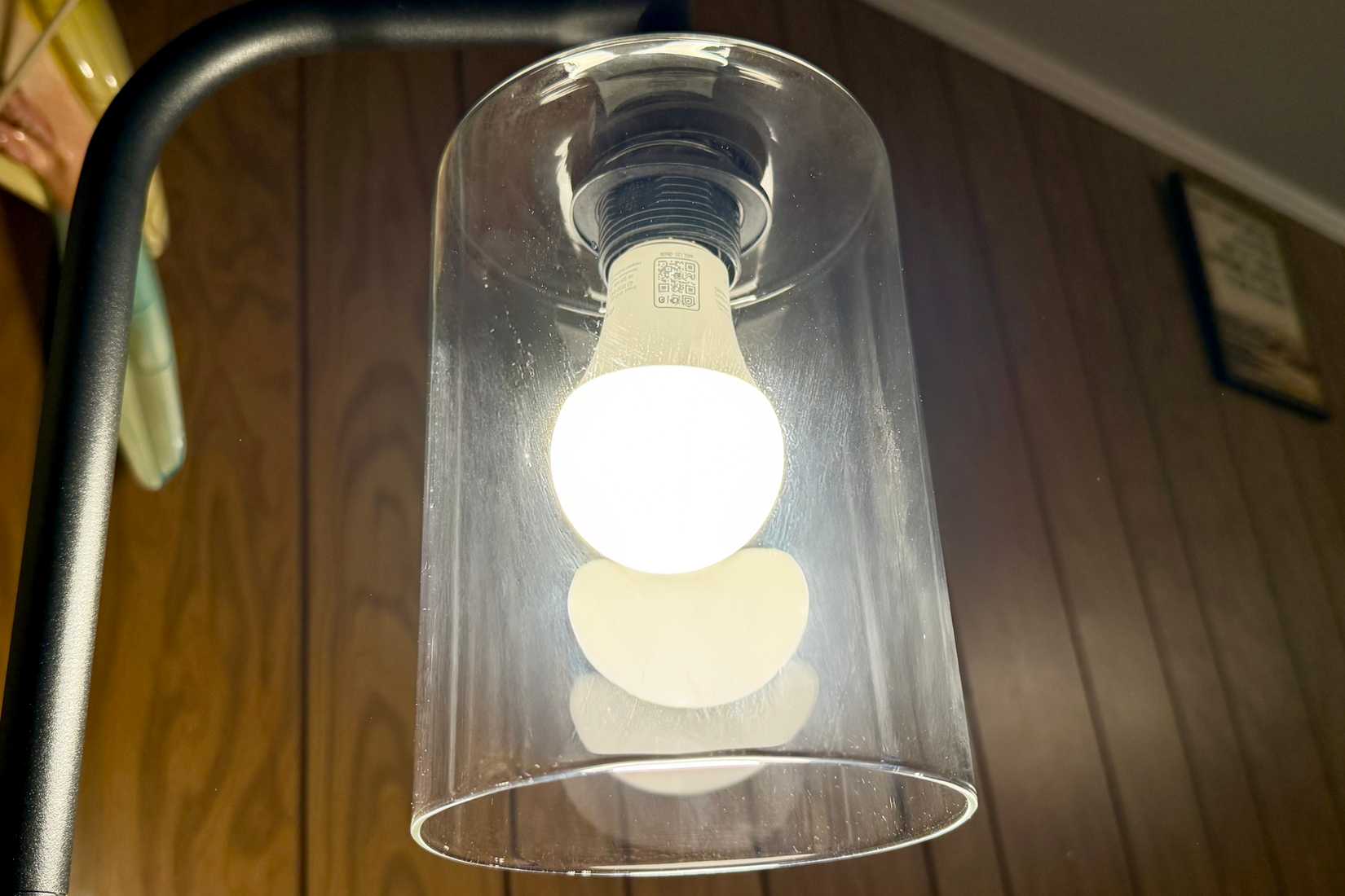 Smart bulb with Adaptive Lighting in a standing lamp.