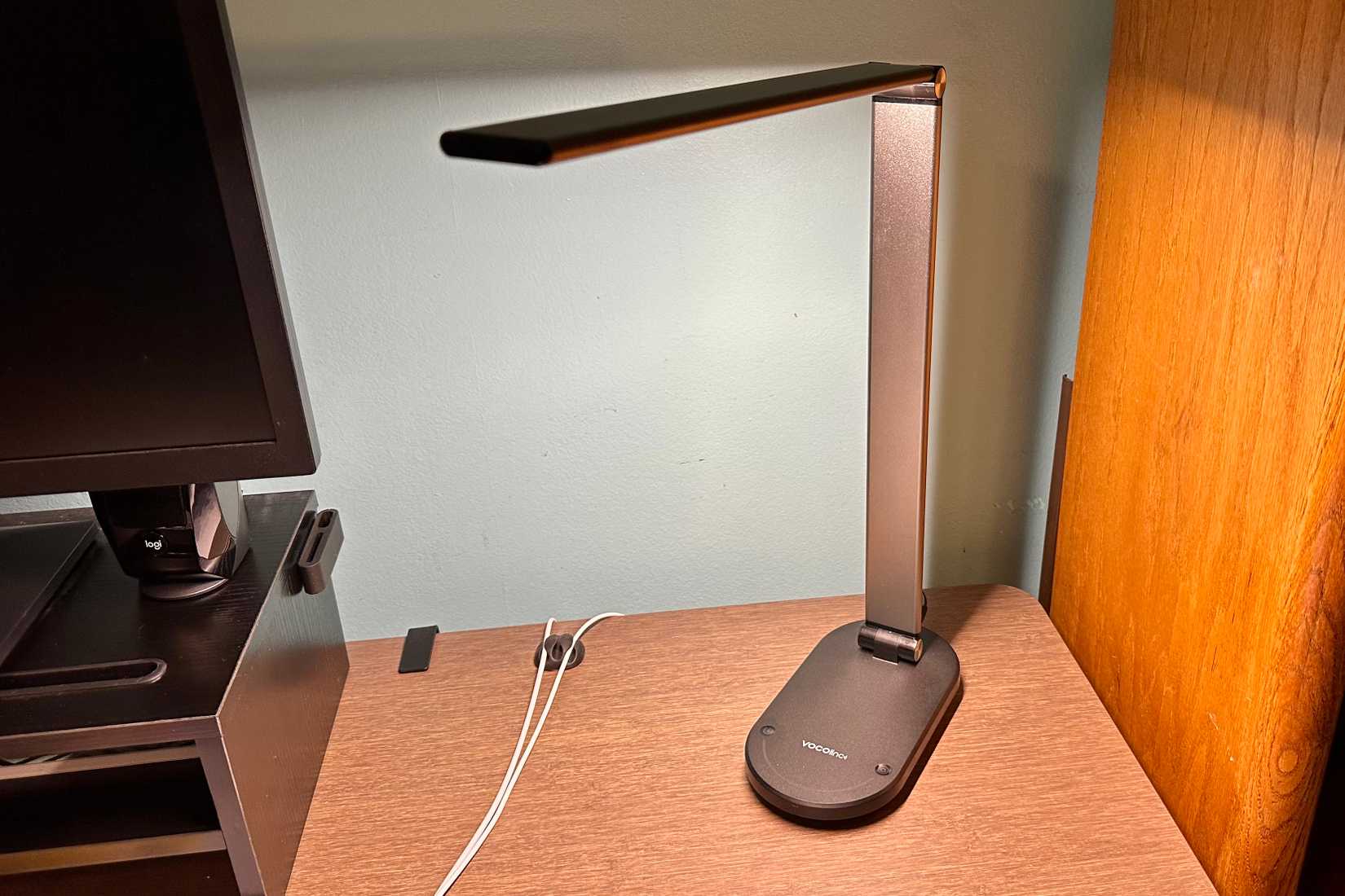 Adaptive Lighting on the VOCOlinc Smart Lamp on a wooden desk.
