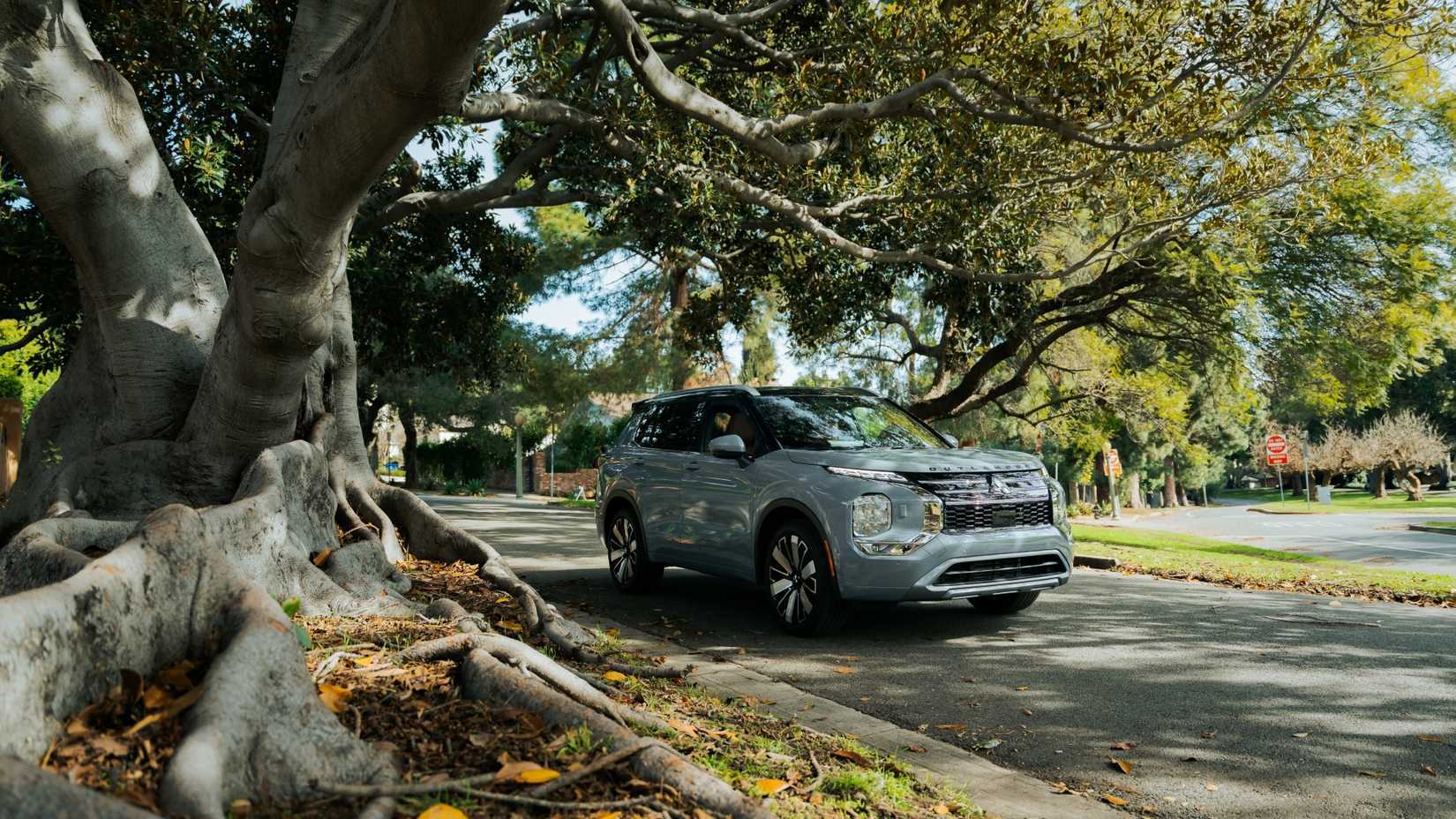 Front 3/4 view of 2026 Mitsubishi Outlander