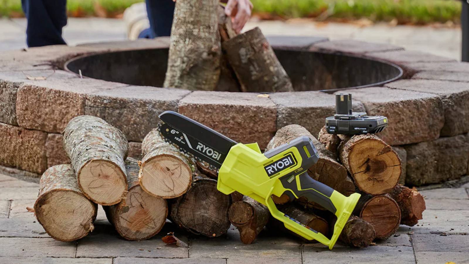 Photo: howtogeek.com 6 Tiny Ryobi Tools Perfect for Small Workshops and Home DIY