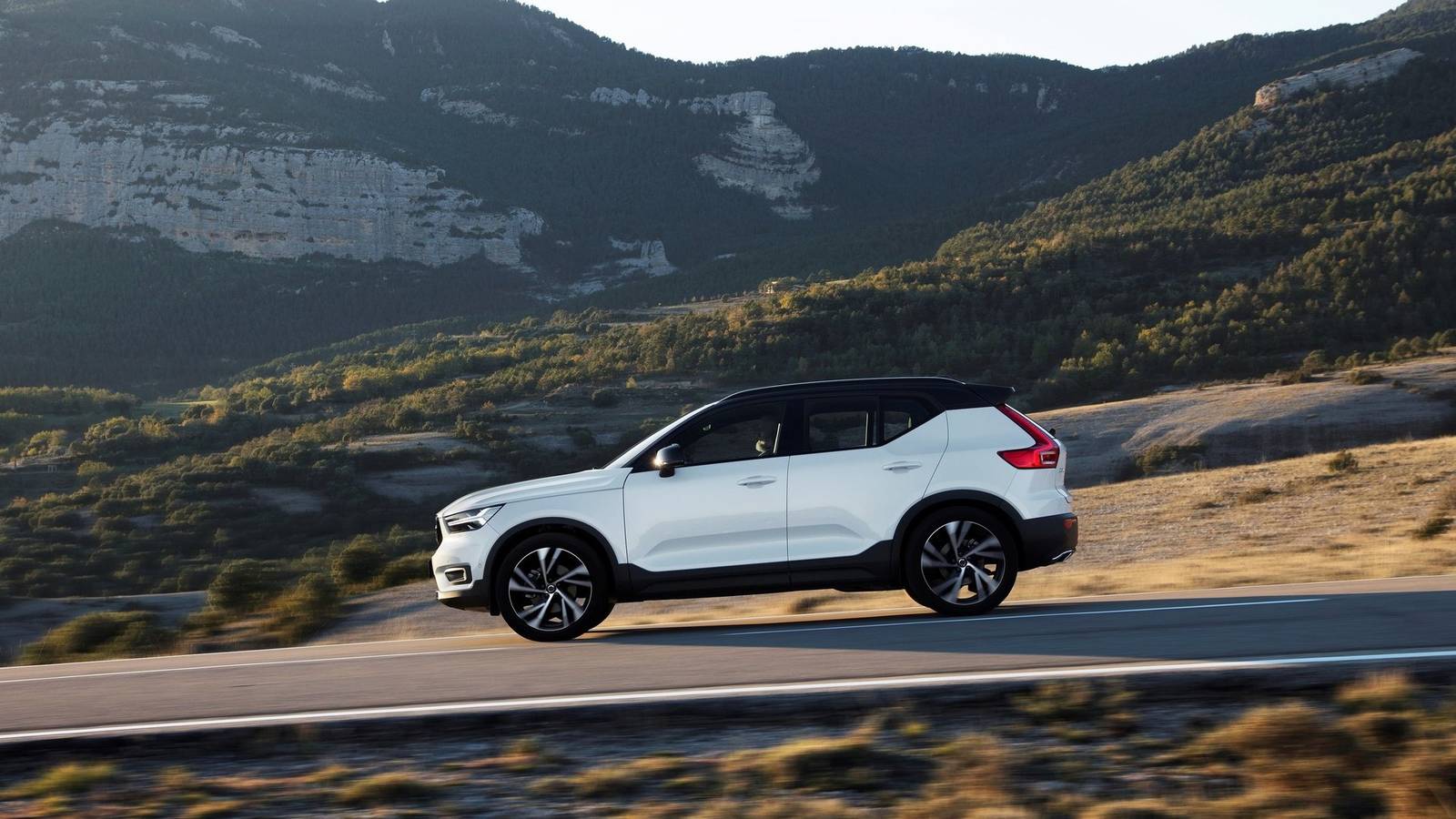 Side action shot of a 2018 Volvo XC40
