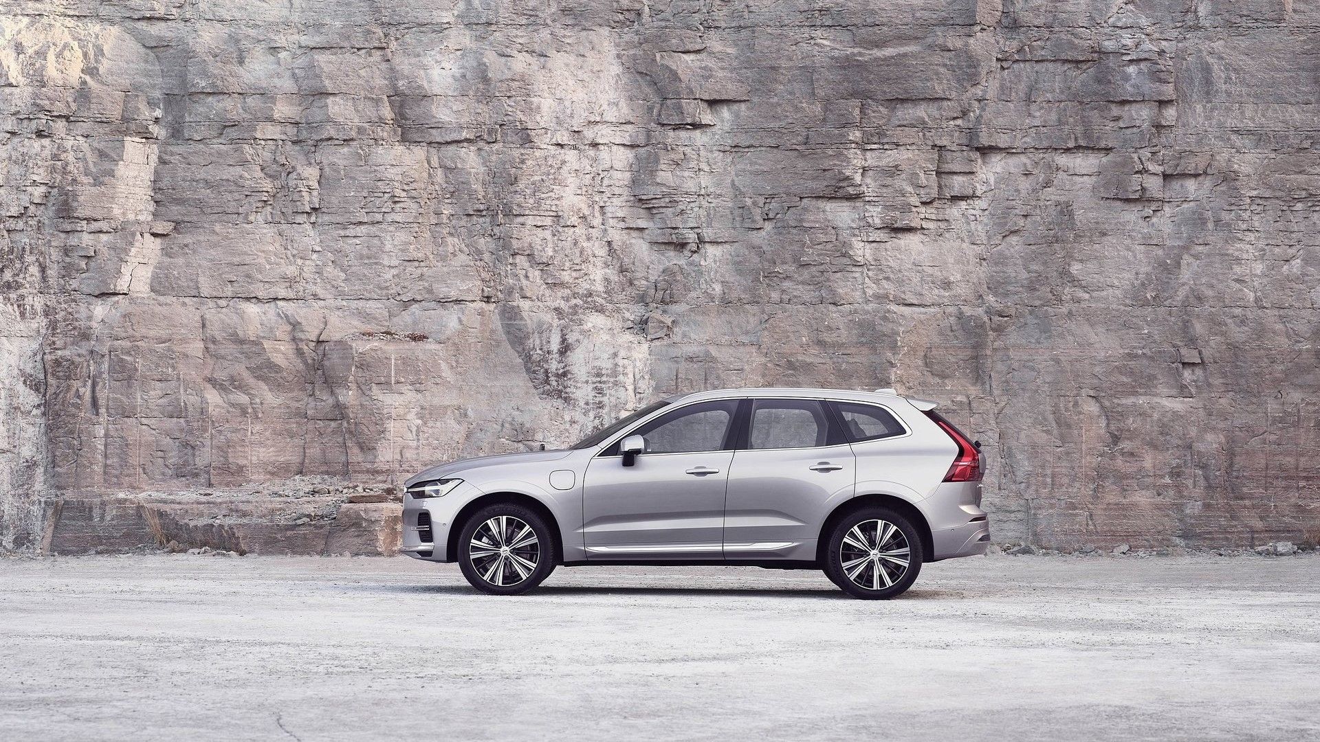 Side profile shot of a 2022 Volvo XC60