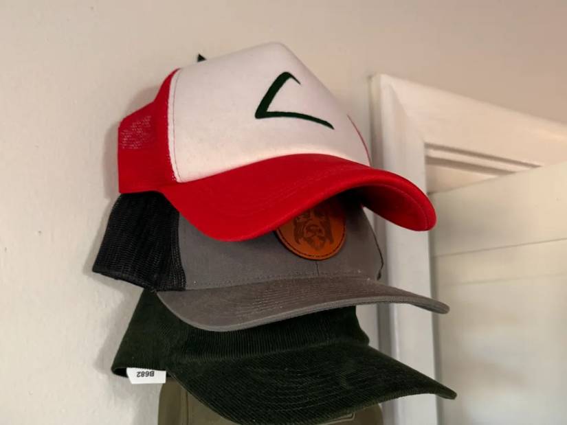 Wall-mounted hat holder by hudhancho on MakerWorld.