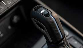 Close up of the shifter in a 2022 Hyundai Kona N
