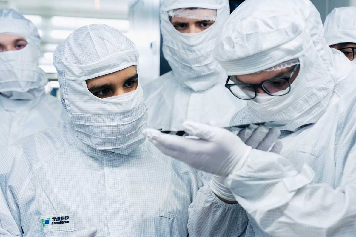 Кремниевая пластина с кристаллами NAND Обработка кремниевых пластин для флеш-памяти