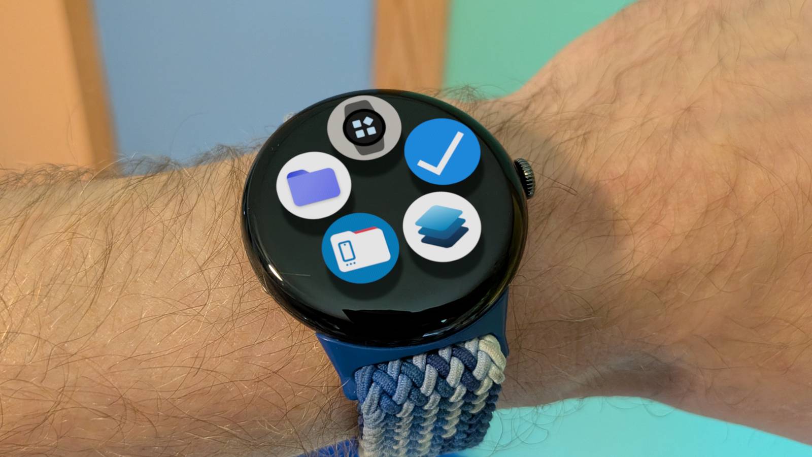 Open source приложения на Pixel Watch Google Pixel Watch на руке пользователя