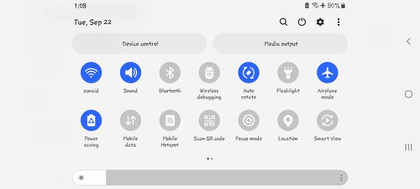 Panel de configuración rápida de Samsung que muestra el modo avión activado, Bluetooth y ubicaciones desactivadas.