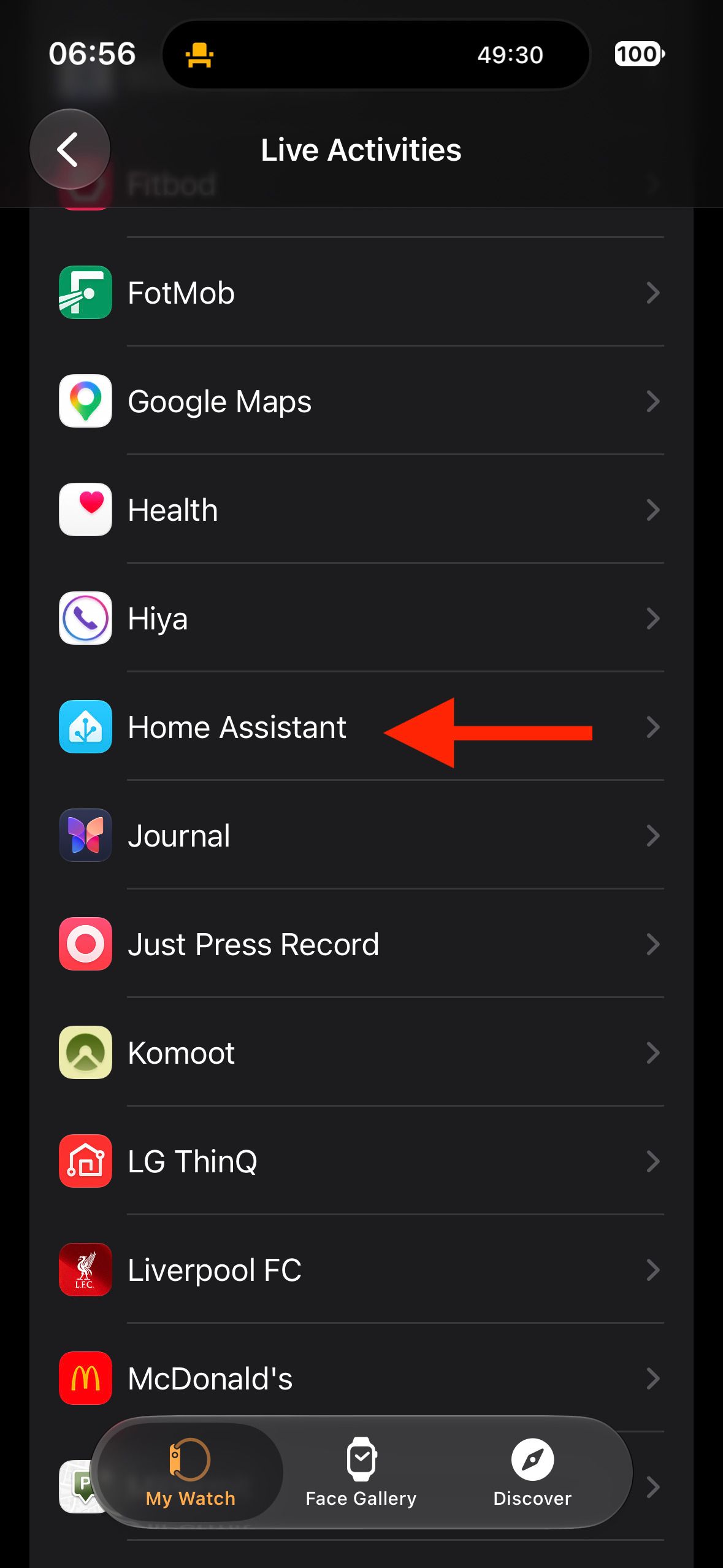 Apple Watch app Live Activities settings list with arrow pointing to Home Assistant.