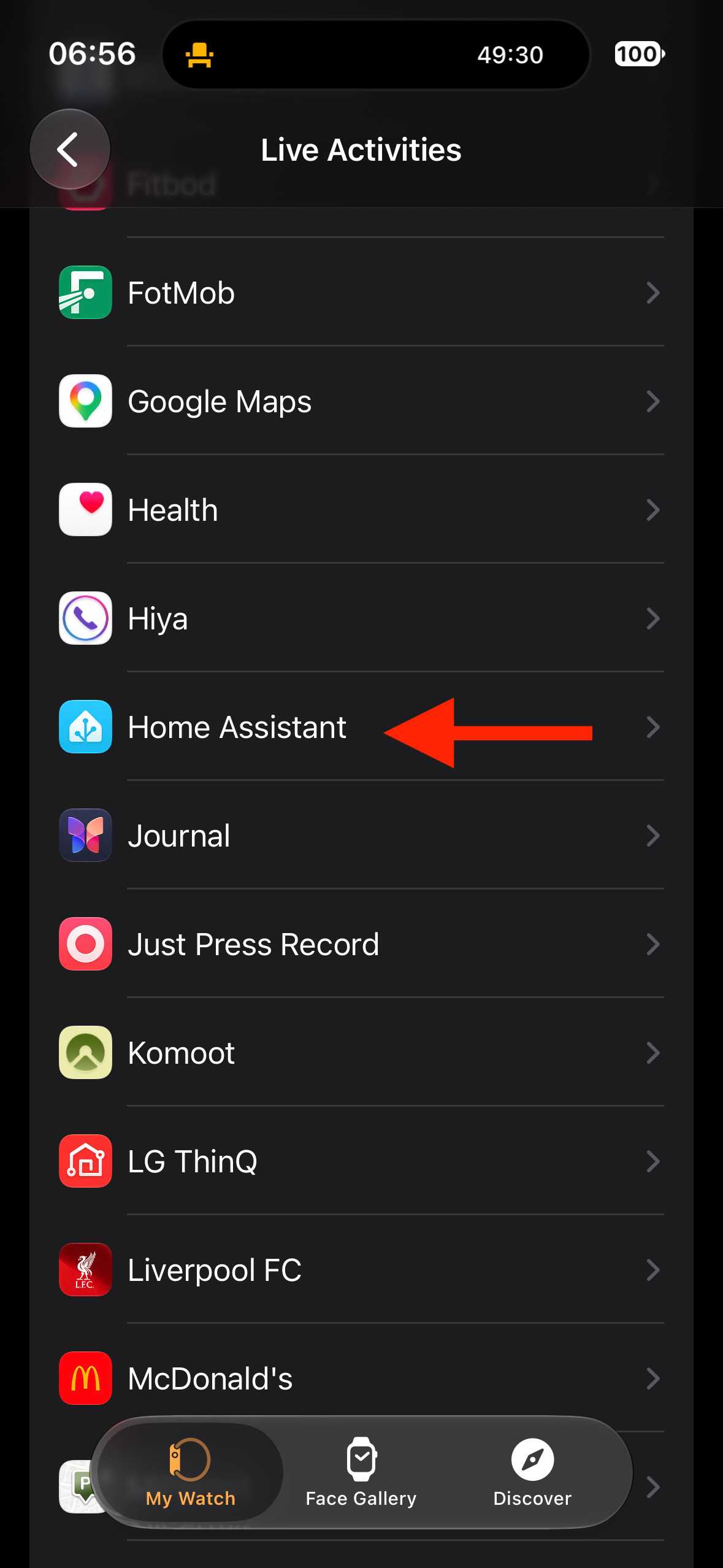 Apple Watch app Live Activities settings list with arrow pointing to Home Assistant.