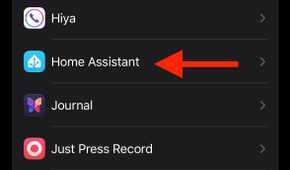 Apple Watch app Live Activities settings list with arrow pointing to Home Assistant.