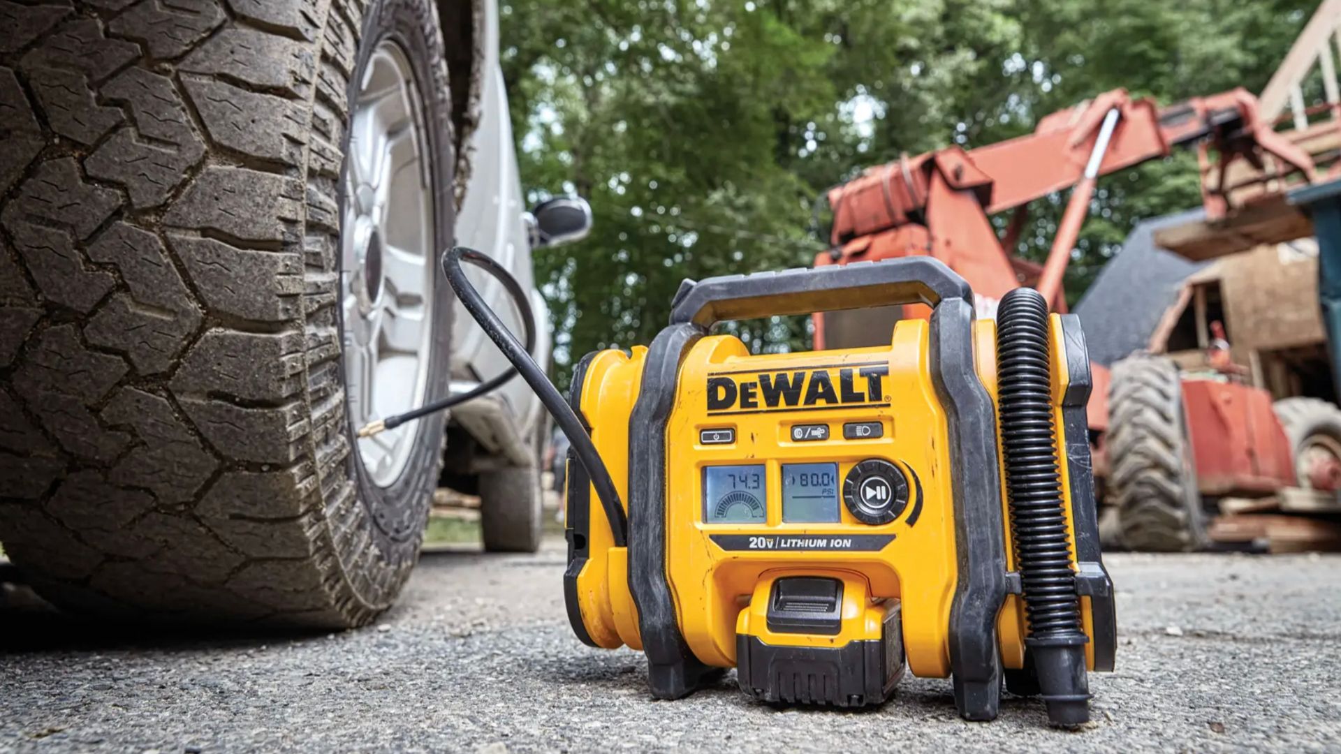 Пять доступных инструментов DeWALT для подготовки автомобиля к непредвиденным ситуациям