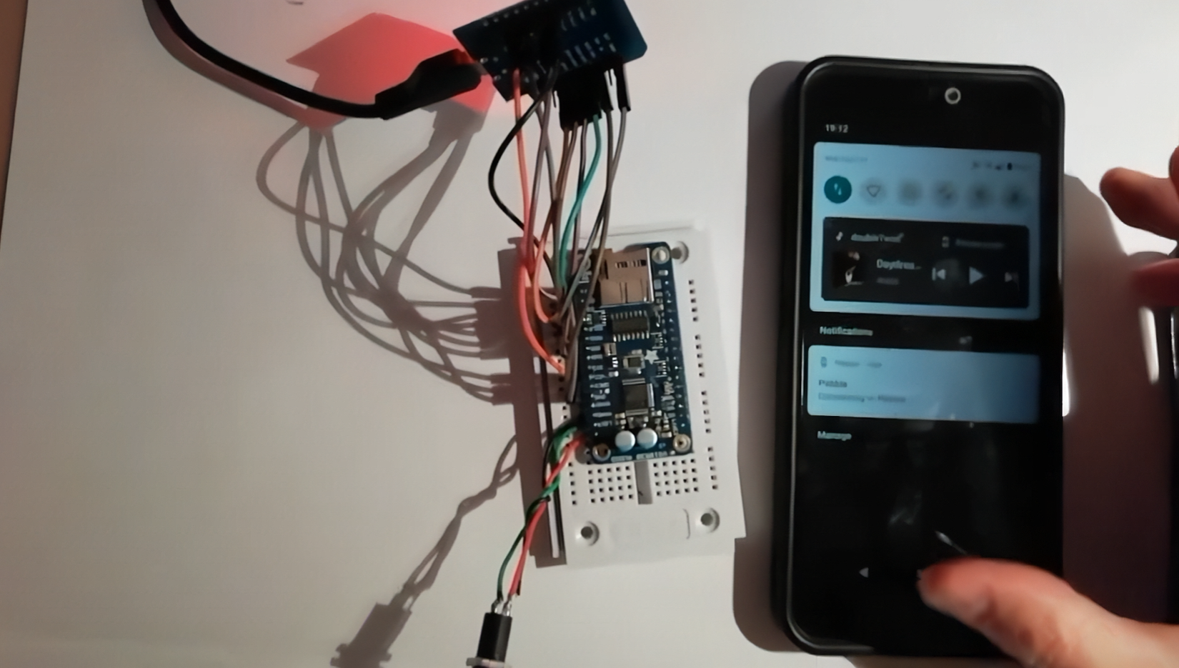 Микроконтроллер ESP32, подключенный к телефону для передачи Bluetooth-аудио