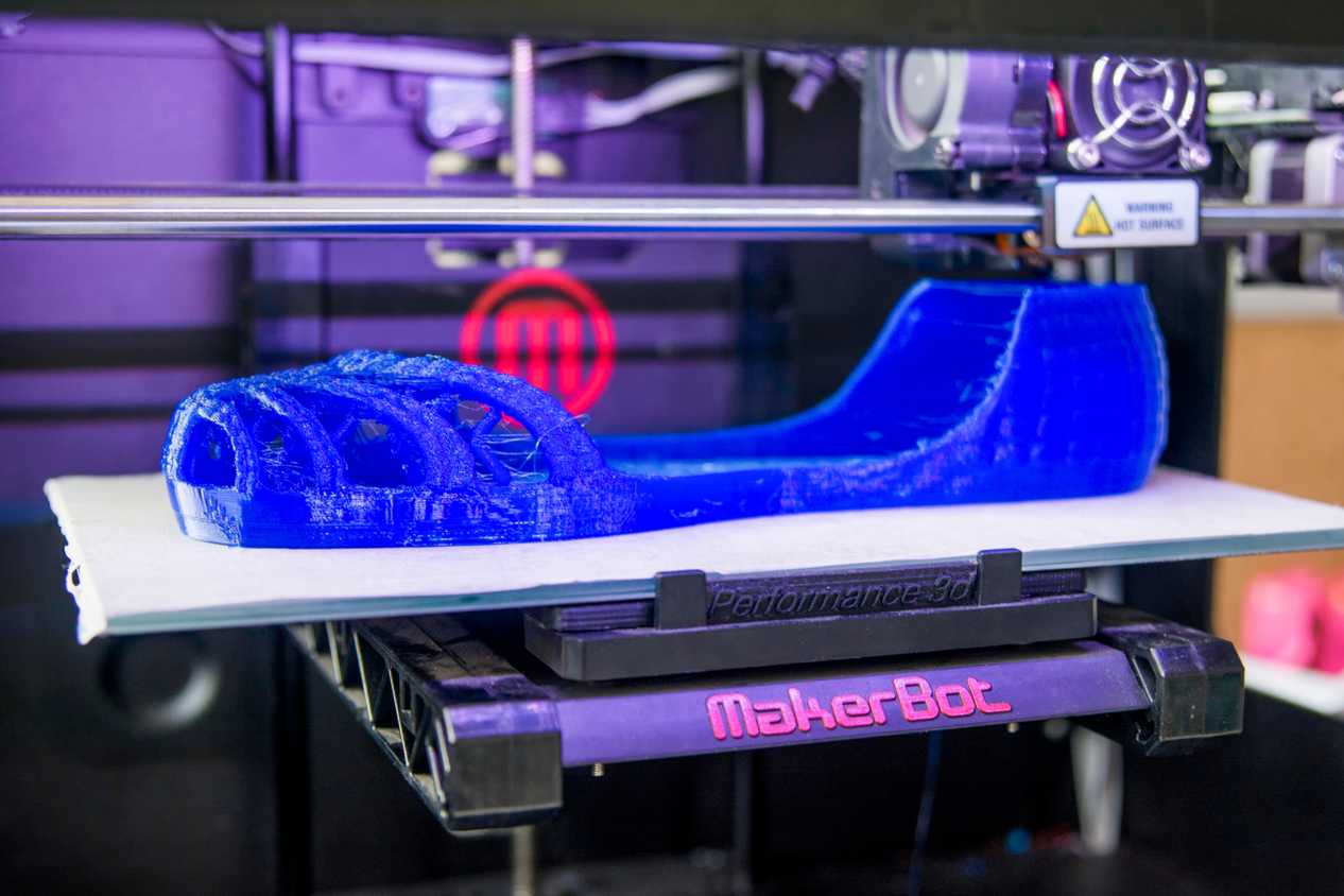 История MakerBot: от пионера 3D-печати до слияния с Ultimaker 3D-принтер MakerBot в процессе печати детали