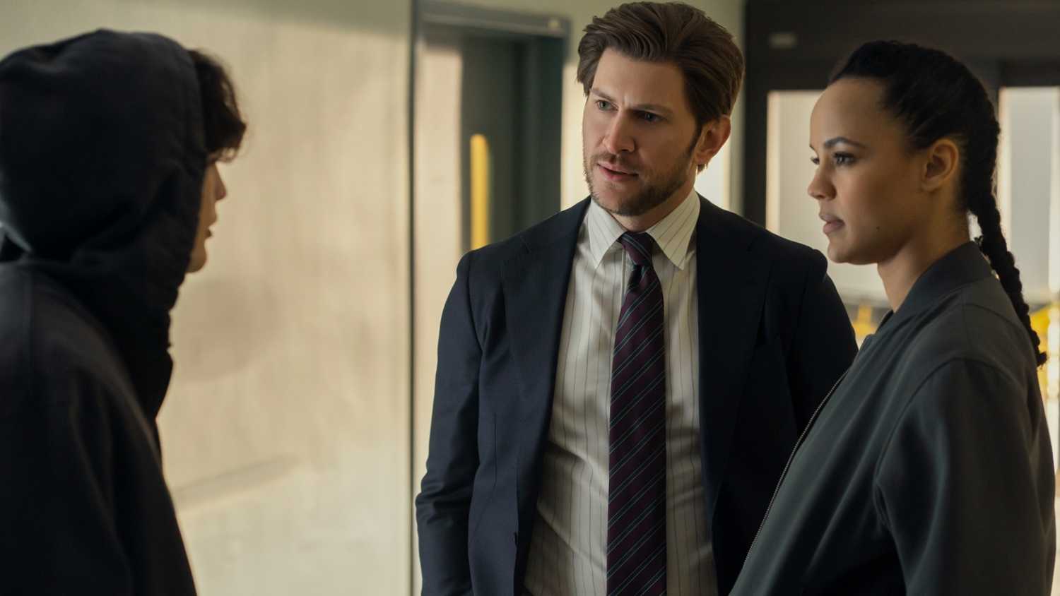 Актеры и создатели сериала Neagley рассказали о работе над спин-оффом Reacher Мария Стен и Грейстон Холт в кадре из сериала Neagley