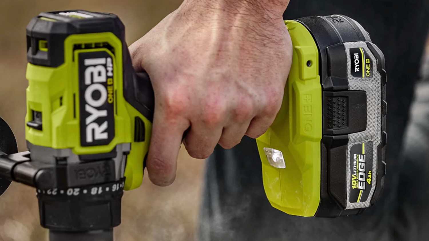 Аккумуляторы Ryobi EDGE: стоит ли переплачивать за новые технологии Человек работает с инструментом Ryobi, оснащенным аккумулятором серии EDGE