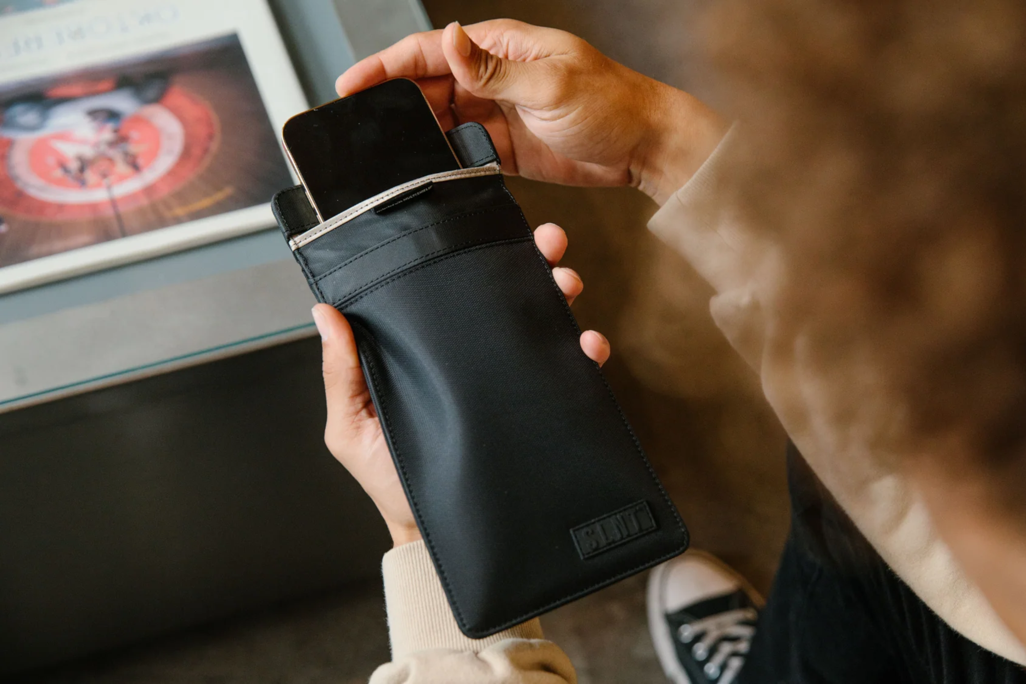 Here's what actually happens when you put your phone in a Faraday pouch