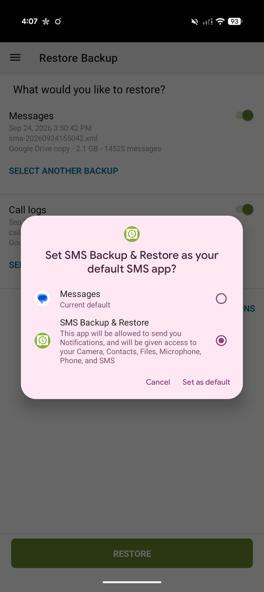 Интерфейс мессенджера Google Messages Интерфейс приложения Google Messages на экране смартфона