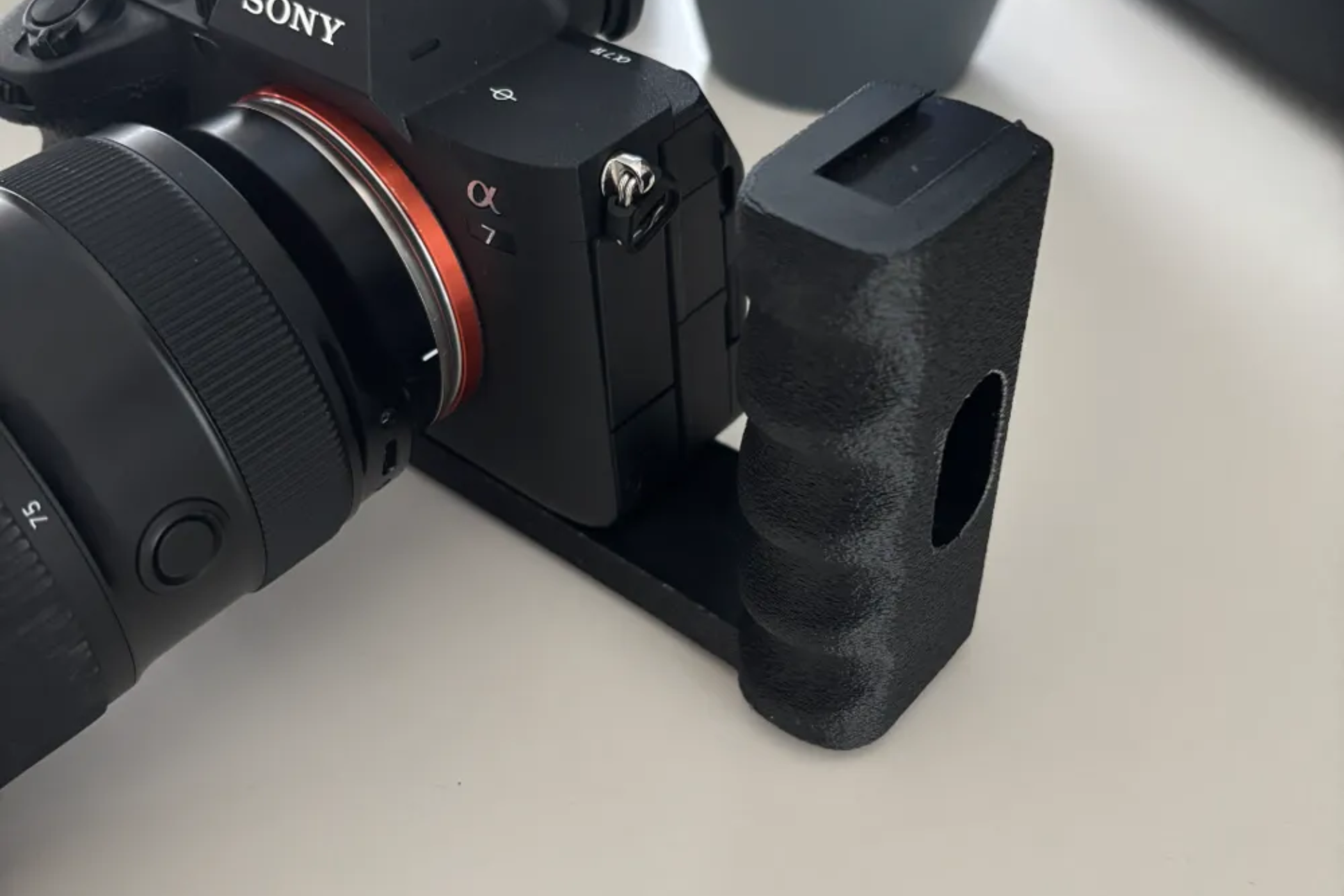 Камера Sony с напечатанной на 3D-принтере боковой ручкой