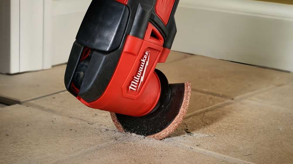Многофункциональный инструмент Milwaukee M18 режет плитку в ванной комнате
