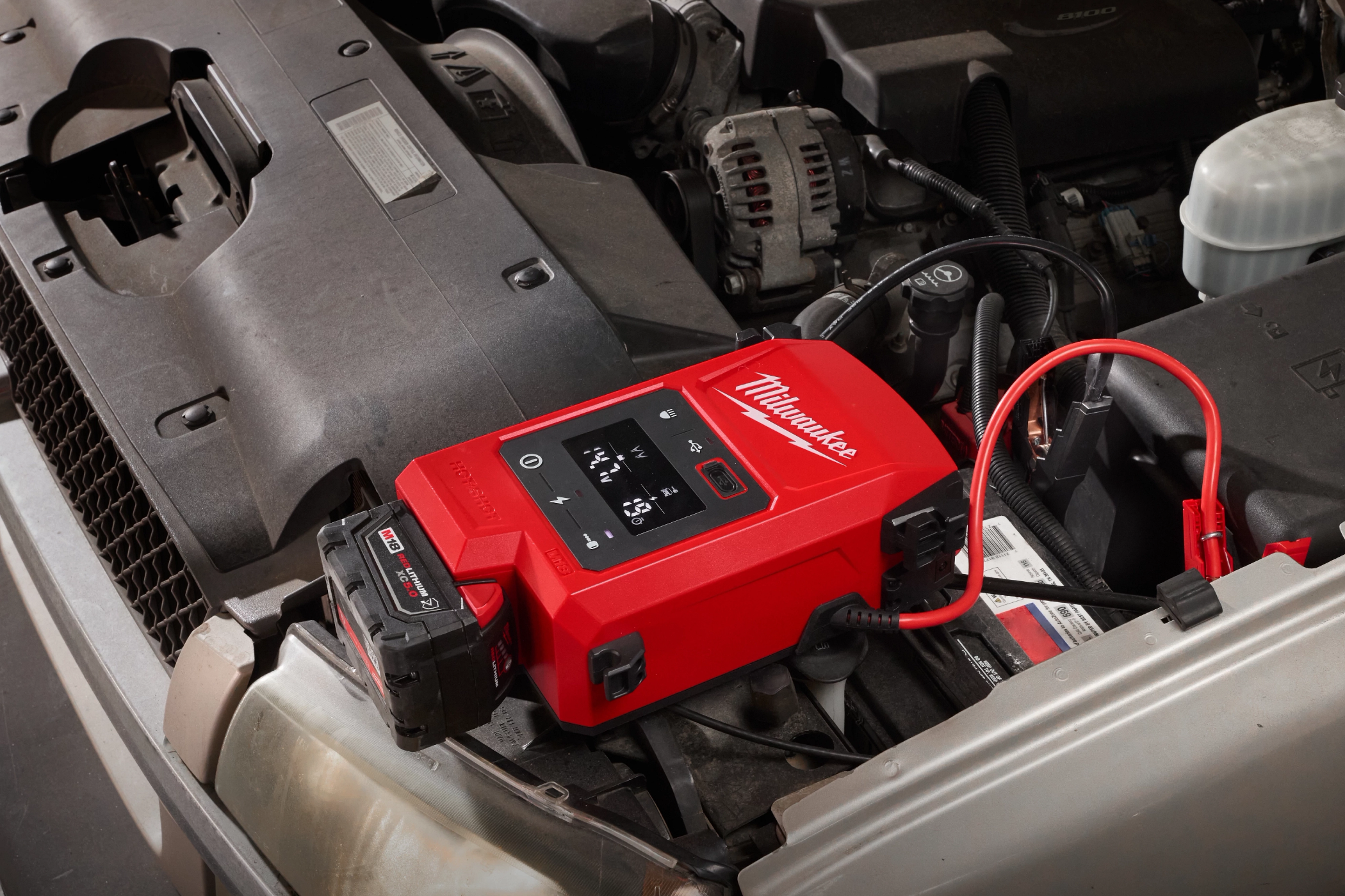 Запуск двигателя автомобиля с помощью устройства Milwaukee M18 HOTSHOT