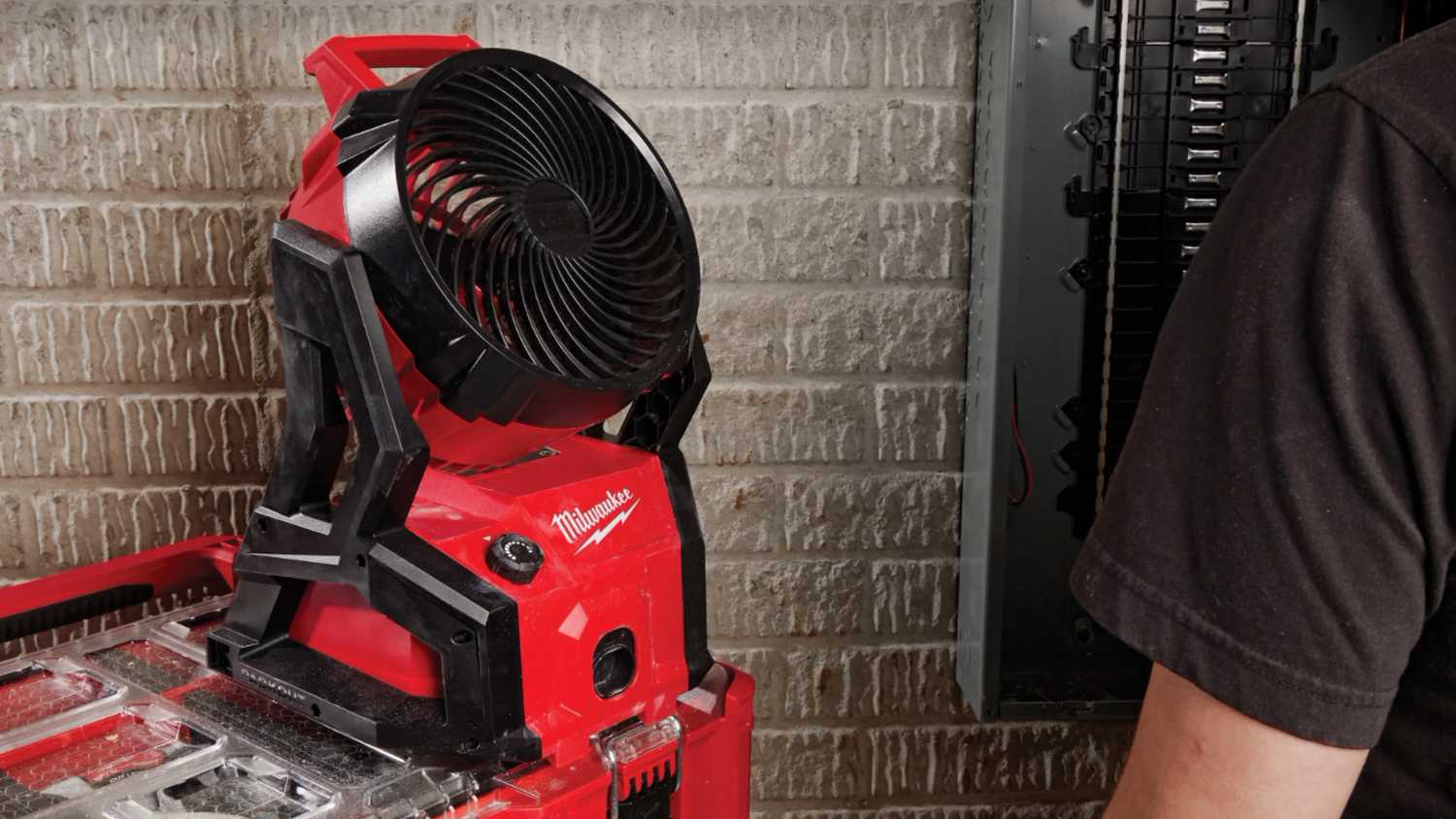 Шесть полезных устройств, работающих от аккумуляторов Milwaukee Вентилятор Milwaukee M18 PACKOUT с питанием от аккумулятора