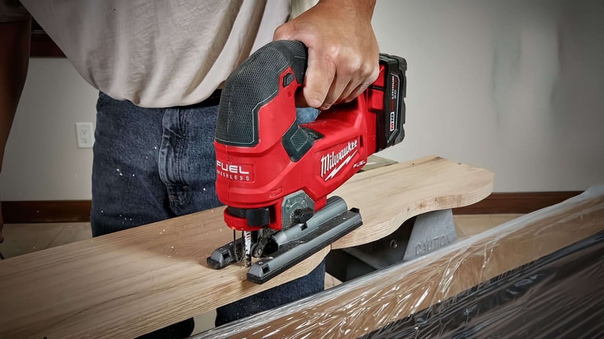 Аккумуляторный лобзик Milwaukee M18 FUEL на деревянной заготовке