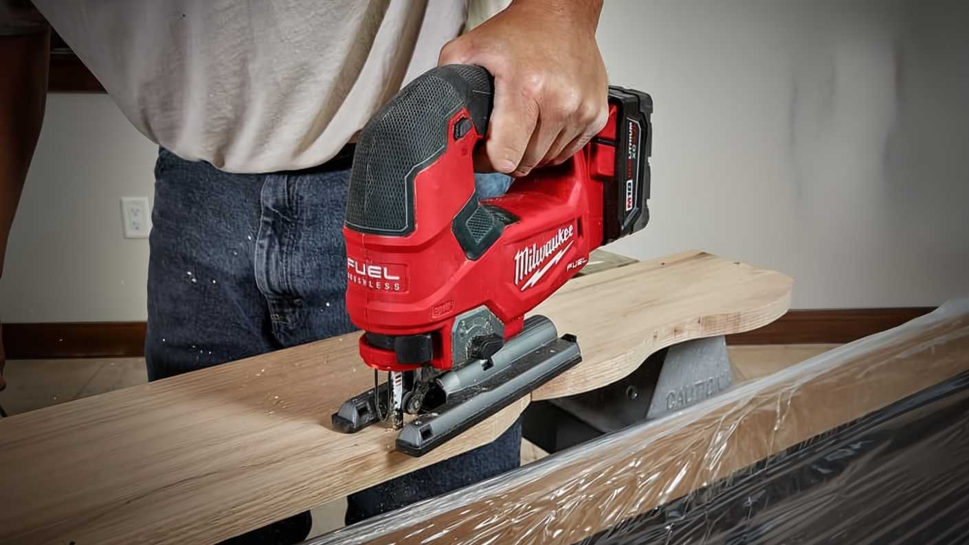 Лобзик Milwaukee M18 FUEL Аккумуляторный лобзик Milwaukee M18 FUEL на деревянной заготовке