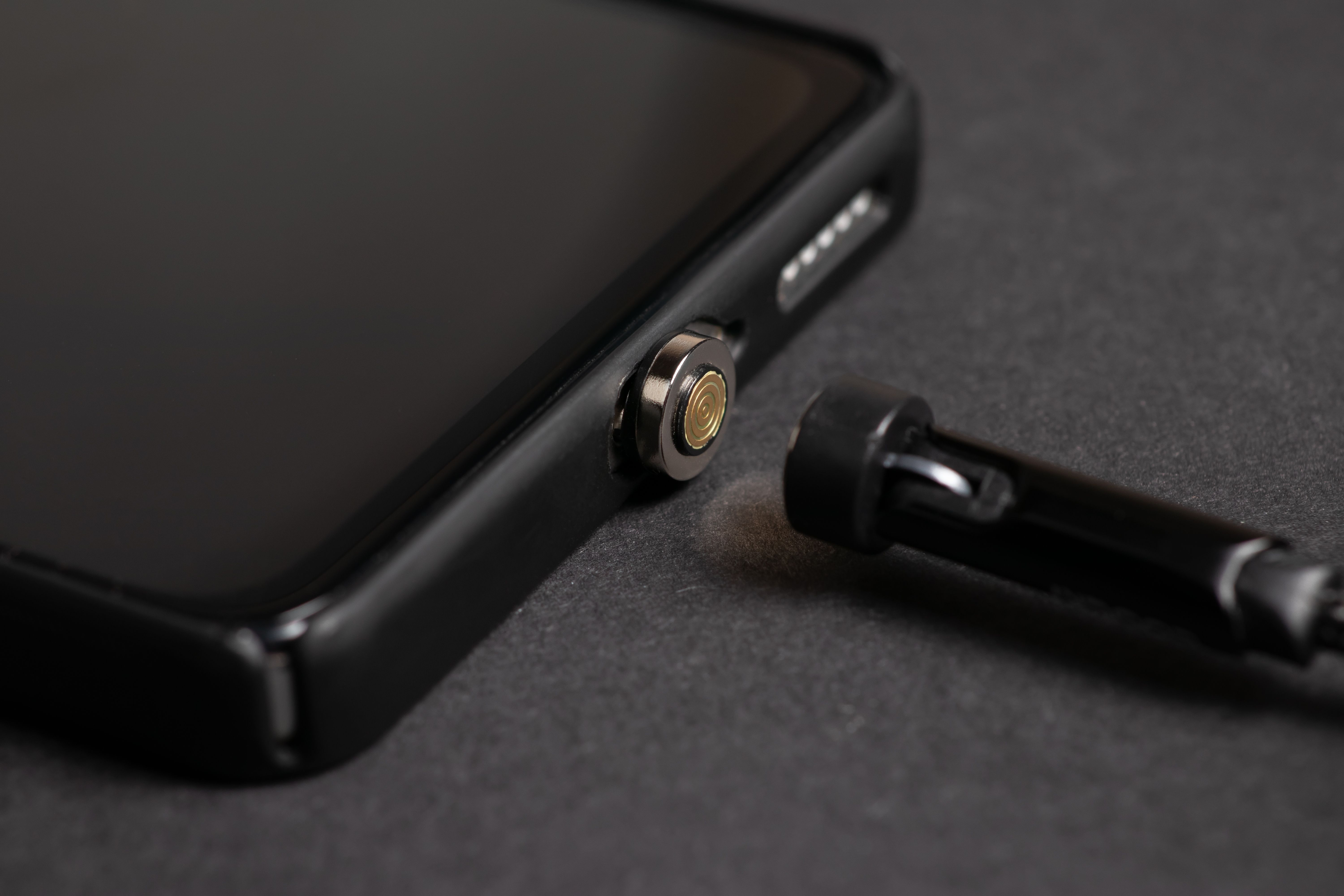 These magnetic USB-C cables are undeniably cool. They can also fry your ...