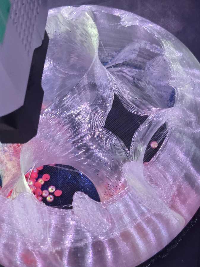 Почему нельзя останавливать 3D-печать ради блесток и песка