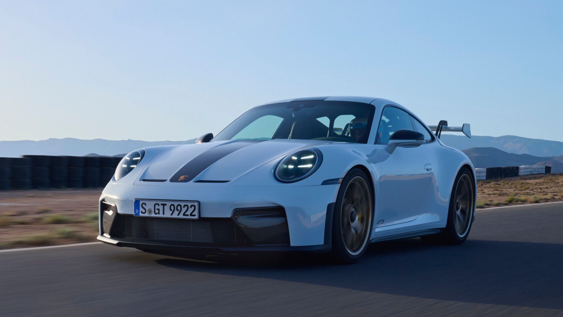 2025-porsche-911-gt3-3-1.jpg