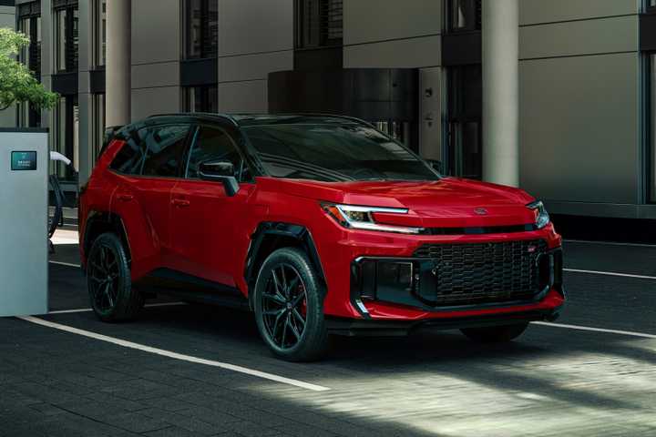 Красная Toyota RAV4 GR Sport 2026 года — вид спереди сбоку.