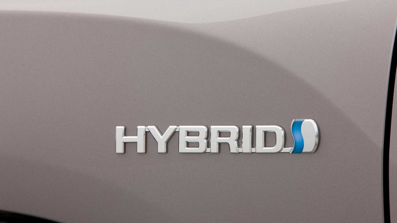Знак 'Hybrid' на сером Toyota Highlander Hybrid 2011.