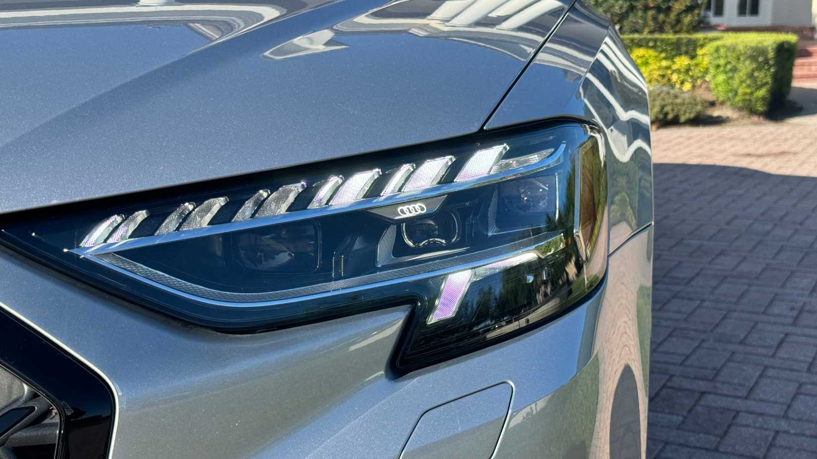 Faro del Audi S8 2024 en un automóvil plateado