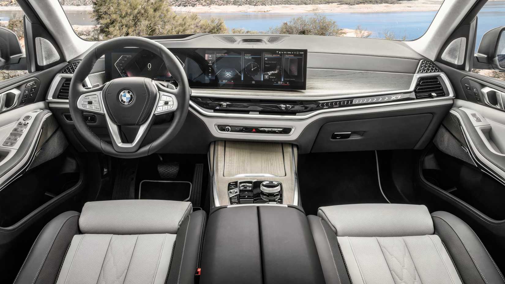 2026 BMW X7 front seats and dashboard