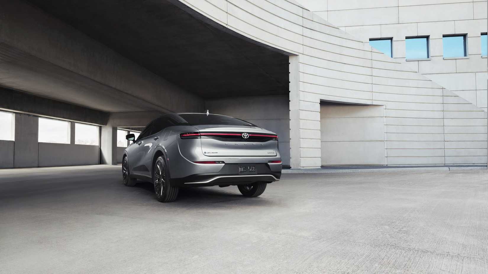 Статичный вид сзади 3/4 серой Toyota Crown 2026 года.