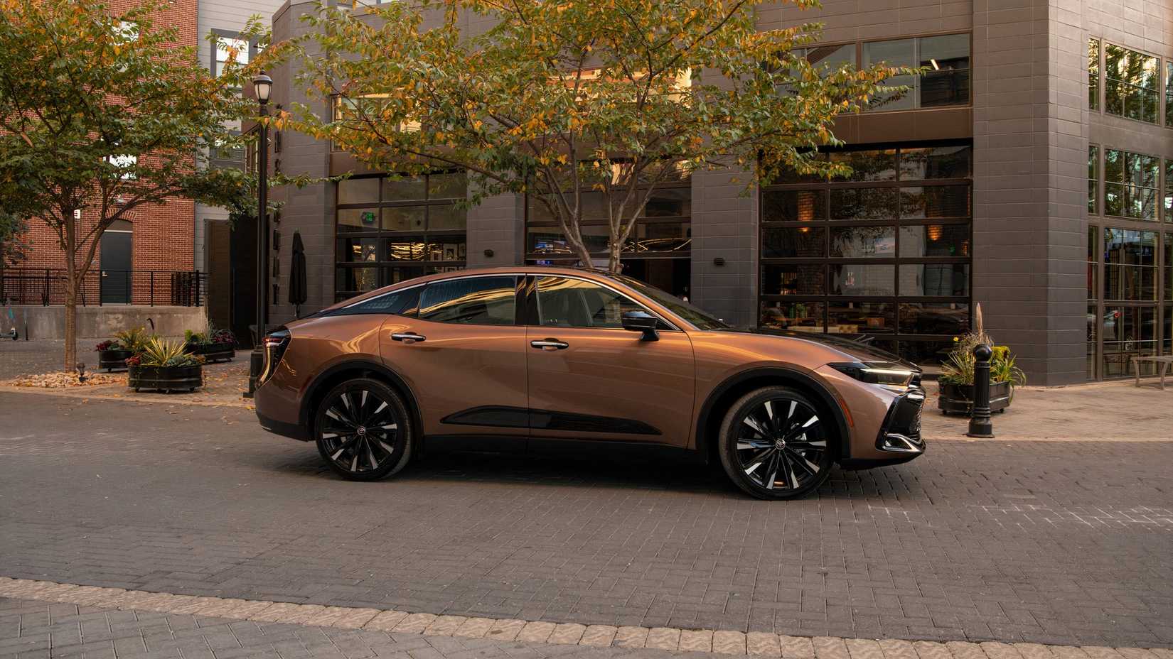 Toma de perfil lateral estática de un Toyota Crown 2026.