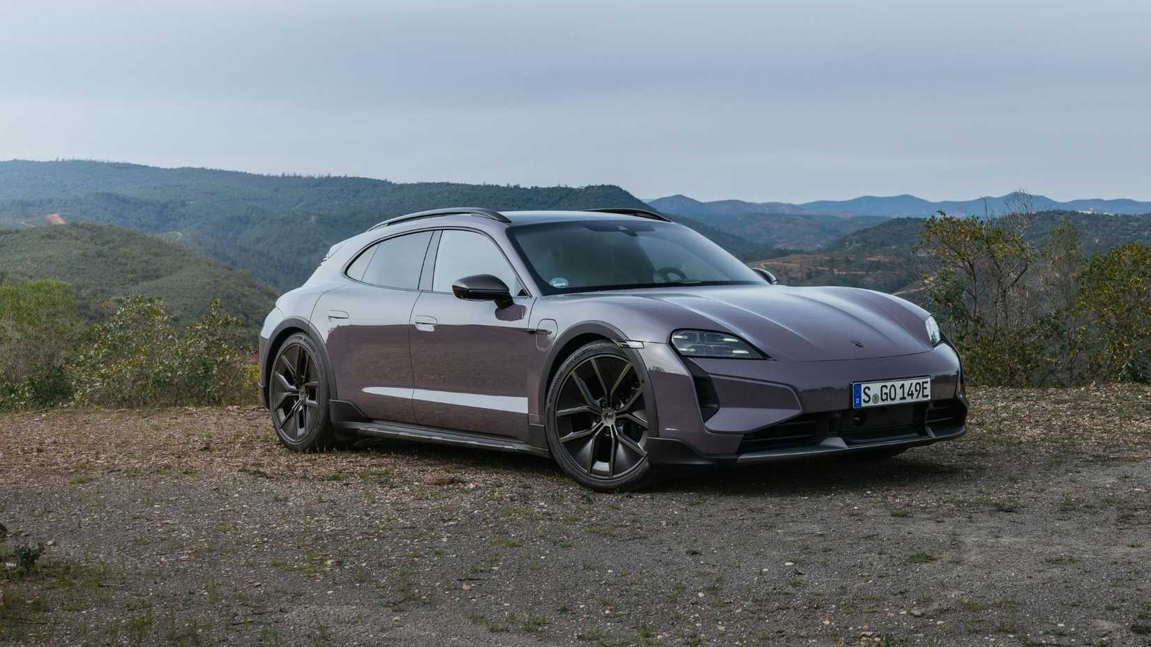 2025-porsche-taycan-cross-turismo-turbo-s-front-3_4.jpg