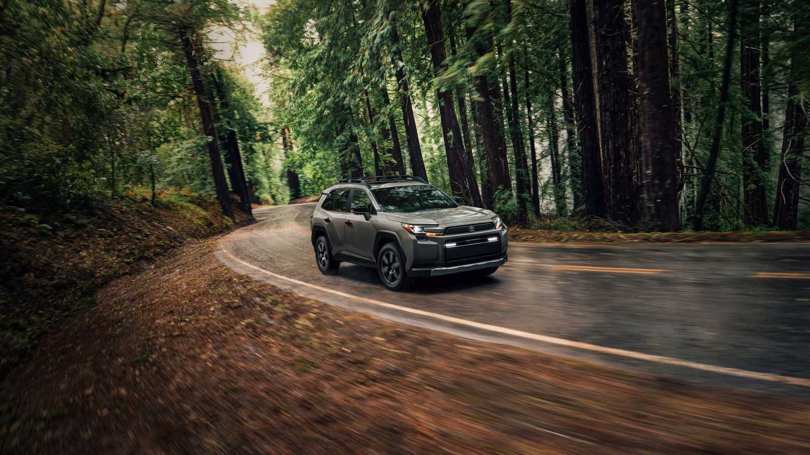 Plan dynamique 3/4 avant d'un Toyota RAV4 Woodland 2026.