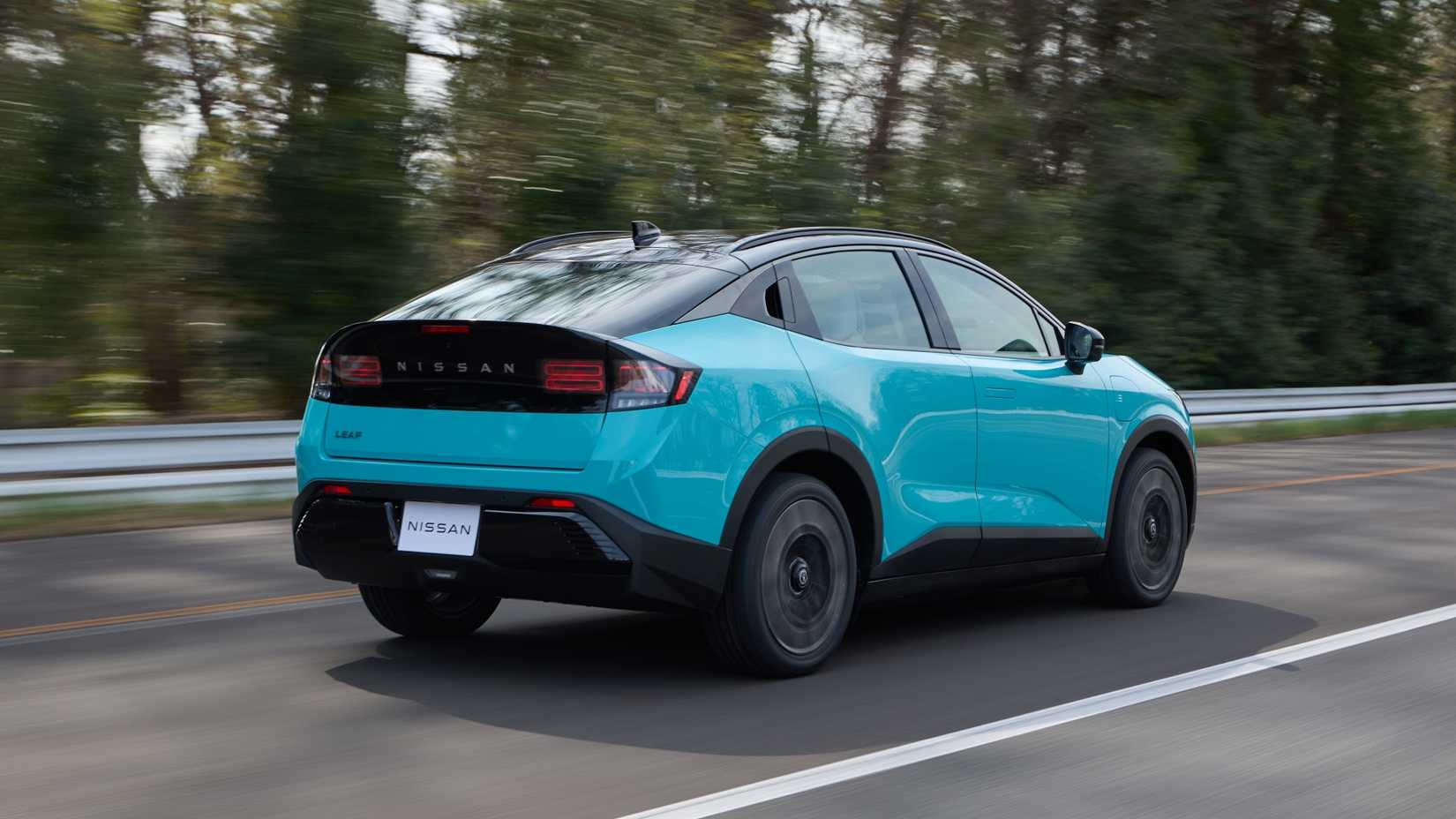2026-nissan-leaf-exterior-en-movimiento-4.jpg