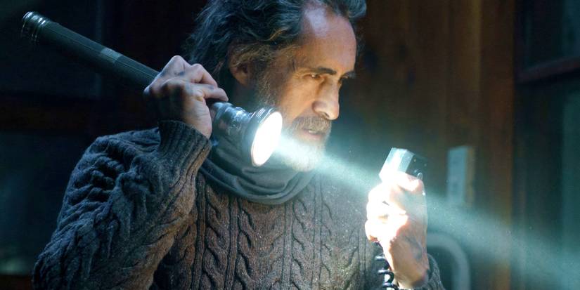 demian-bichir-holding-a-flashlight-in-black-phone-2.jpg