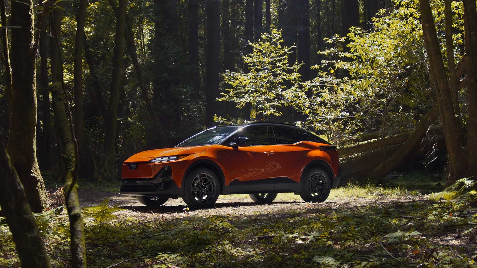Static side profile shot of an orange 2026 Subaru Uncharted.
